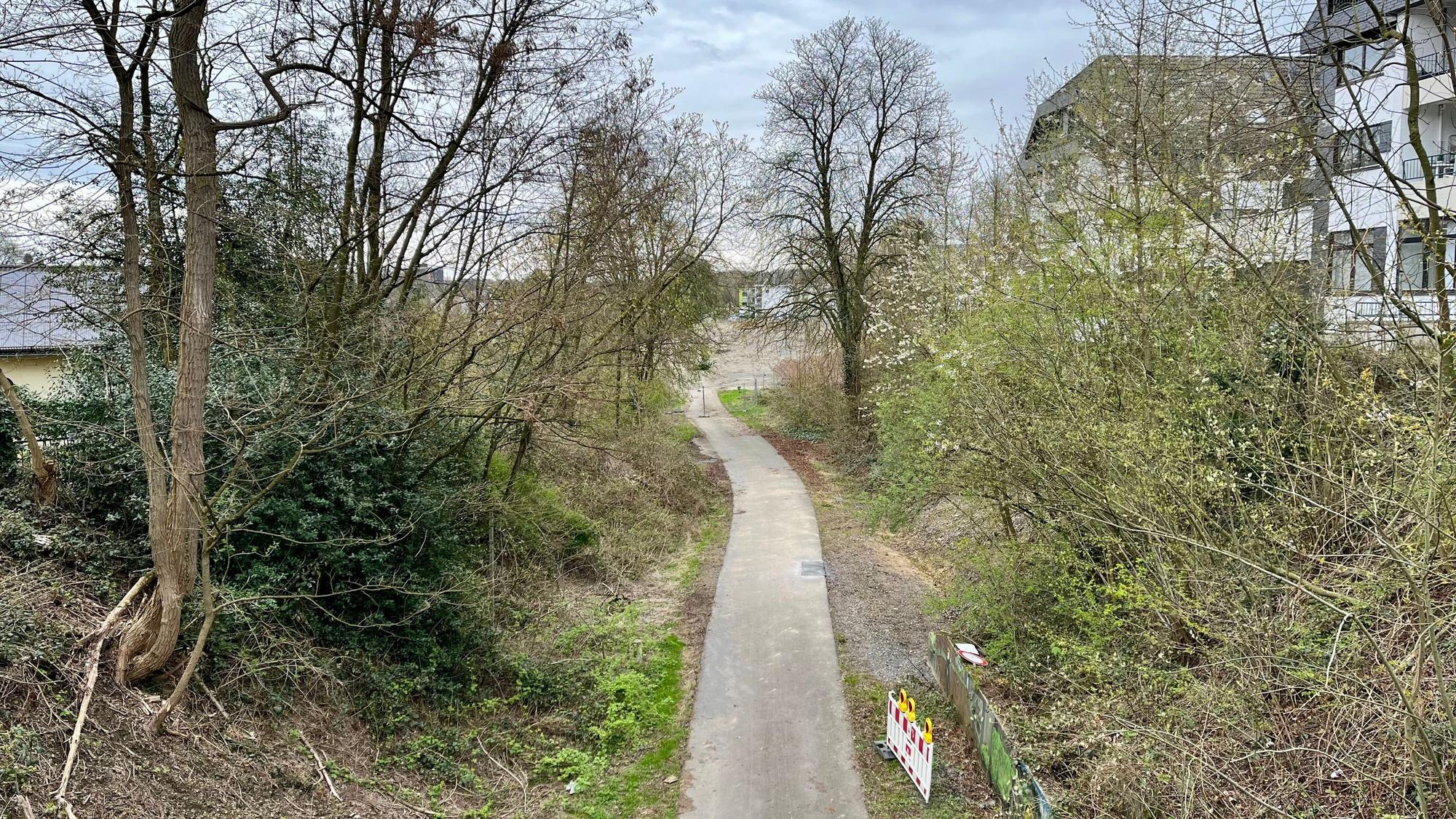 Blick auf die Balkantrasse mit der Baustelle für die „Neue Mitte“ im Hintergrund.