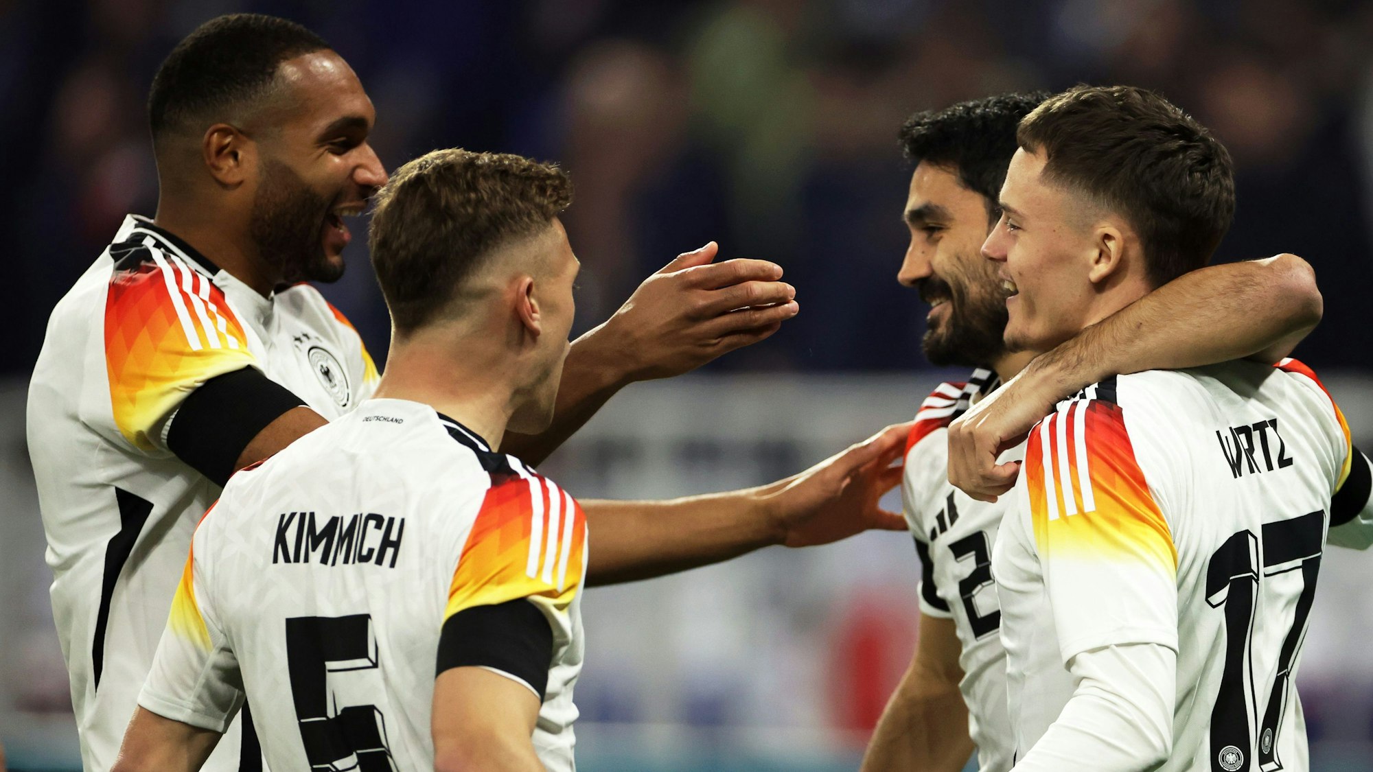 Deutschlands Florian Wirtz (r) jubelt mit den Teamkollegen Jonathan Tah (l-r), Joshua Kimmich und Ilkay Gündogan über seinen Treffer zum 1:0.