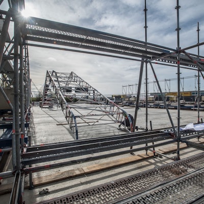 Aufbau der Strahlhalle an der Autobahn, in der die Stahlteile der alten Brücke sandgestrahlt werden sollen