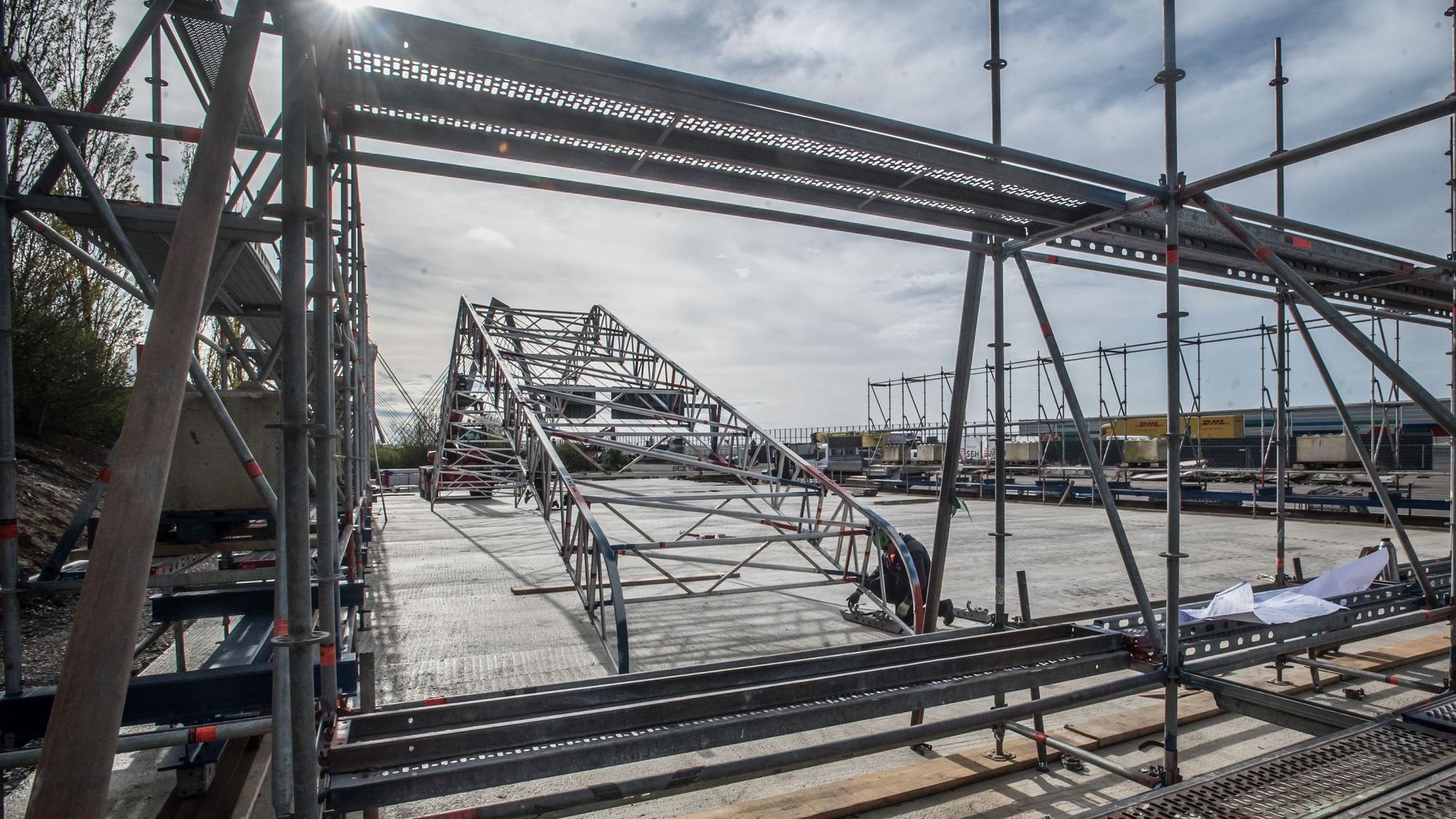 Aufbau der Strahlhalle an der Autobahn, in der die Stahlteile der alten Brücke sandgestrahlt werden sollen