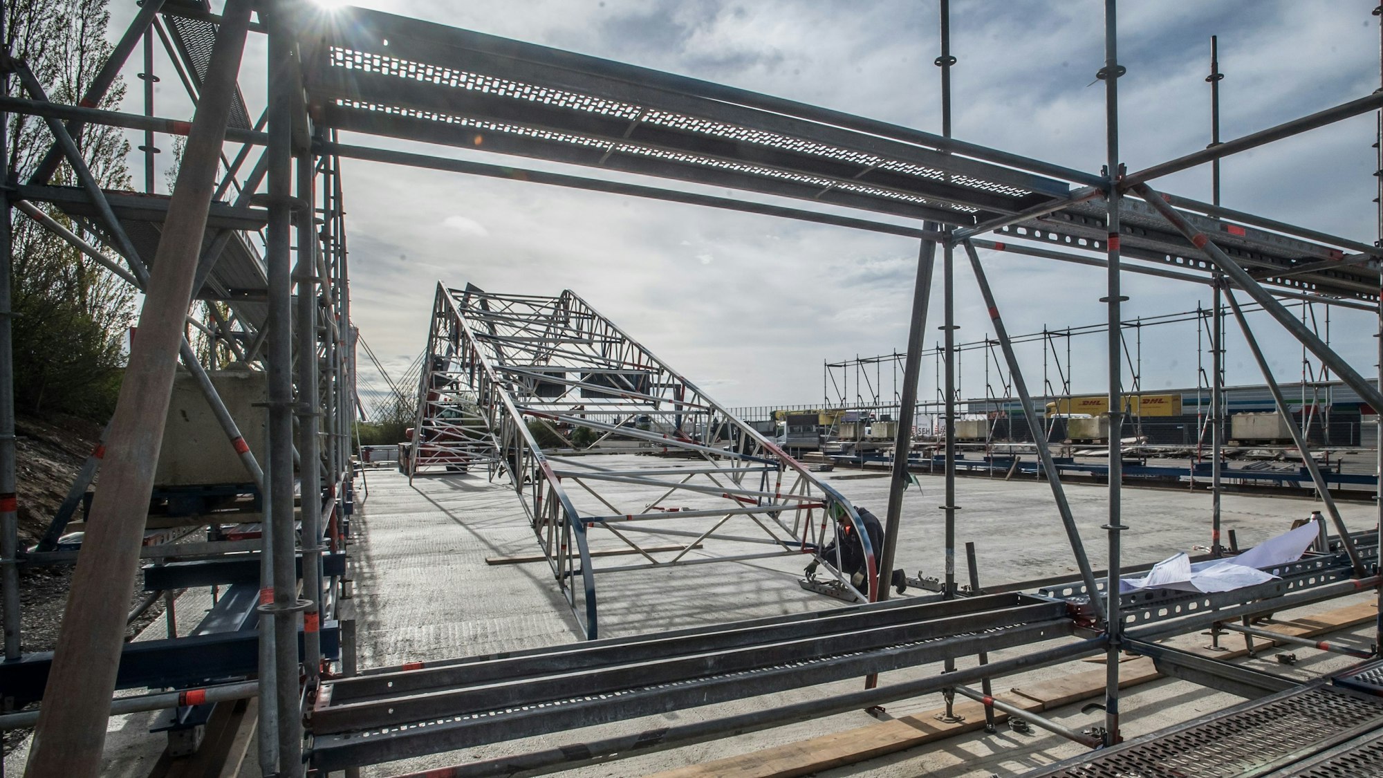 Aufbau der Strahlhalle an der Autobahn, in der die Stahlteile der alten Brücke sandgestrahlt werden sollen