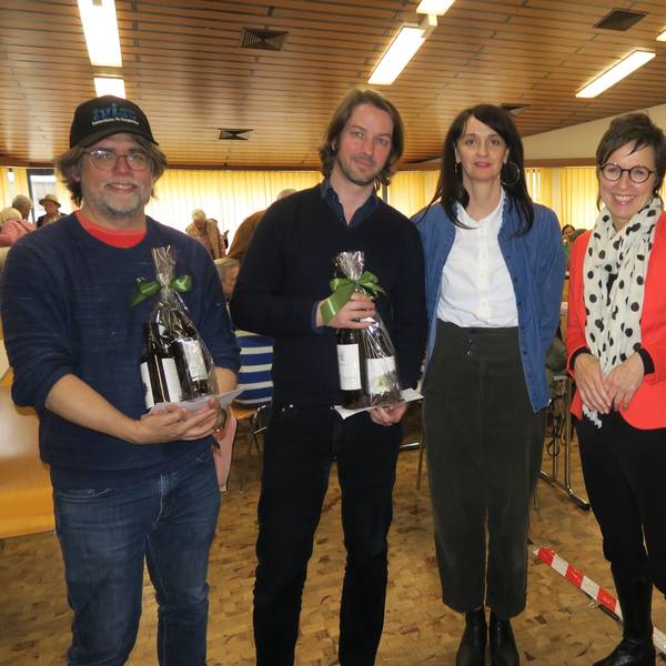 Sebastian Züger (Geschäftsführer Tvist), David Borens (Tvist), Verena Maas, Susanne Hilger (Vorstand der Rheinenergie Stiftungen) und Thomas Wydra (v.l.) stehen nach der Premiere im Kirchensaal von Christi Geburt.