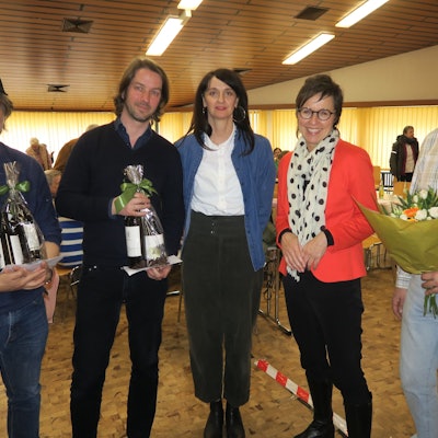 Sebastian Züger (Geschäftsführer Tvist), David Borens (Tvist), Verena Maas, Susanne Hilger (Vorstand der Rheinenergie Stiftungen) und Thomas Wydra (v.l.) stehen nach der Premiere im Kirchensaal von Christi Geburt.