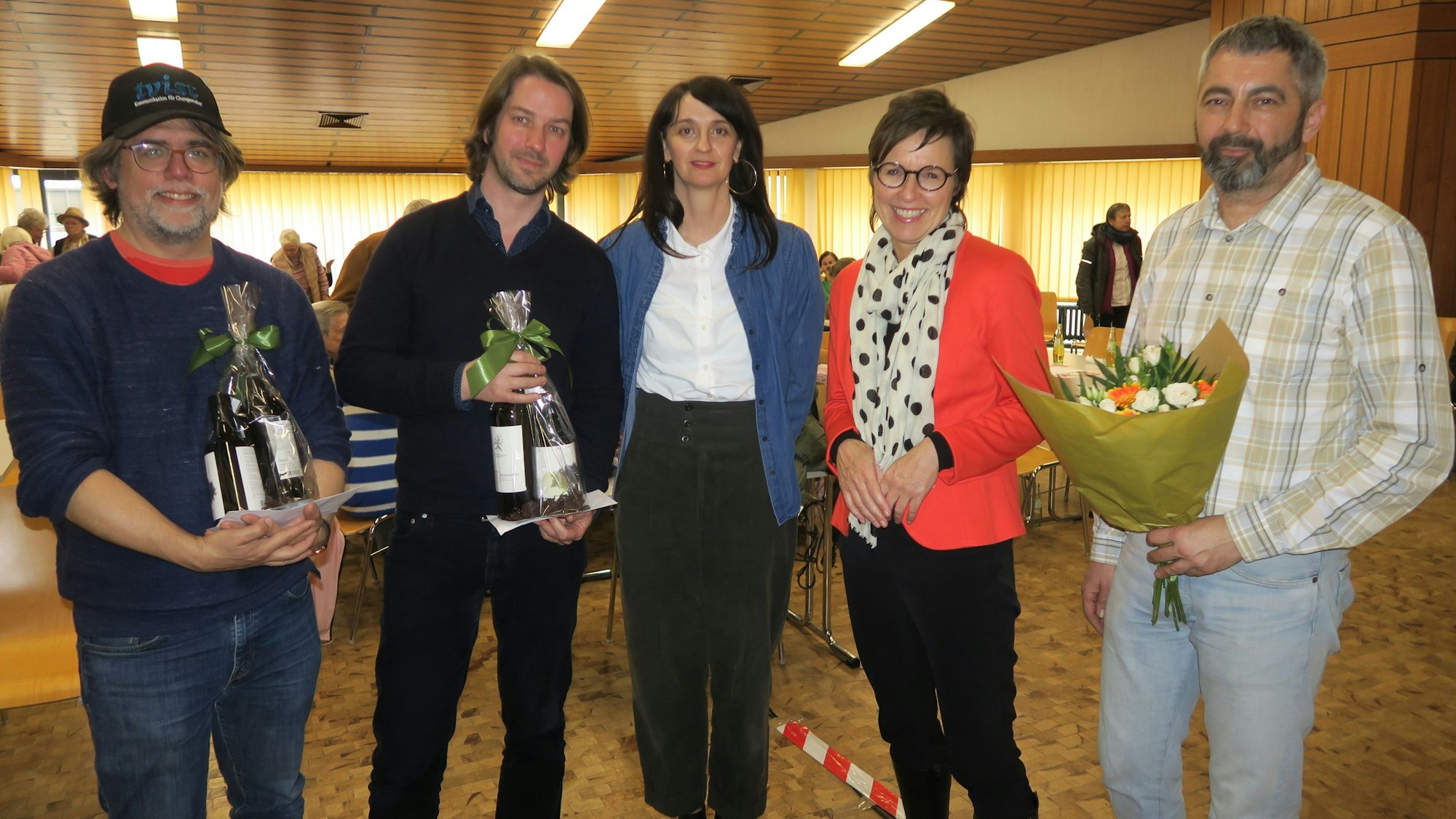 Sebastian Züger (Geschäftsführer Tvist), David Borens (Tvist), Verena Maas, Susanne Hilger (Vorstand der Rheinenergie Stiftungen) und Thomas Wydra (v.l.) stehen nach der Premiere im Kirchensaal von Christi Geburt.