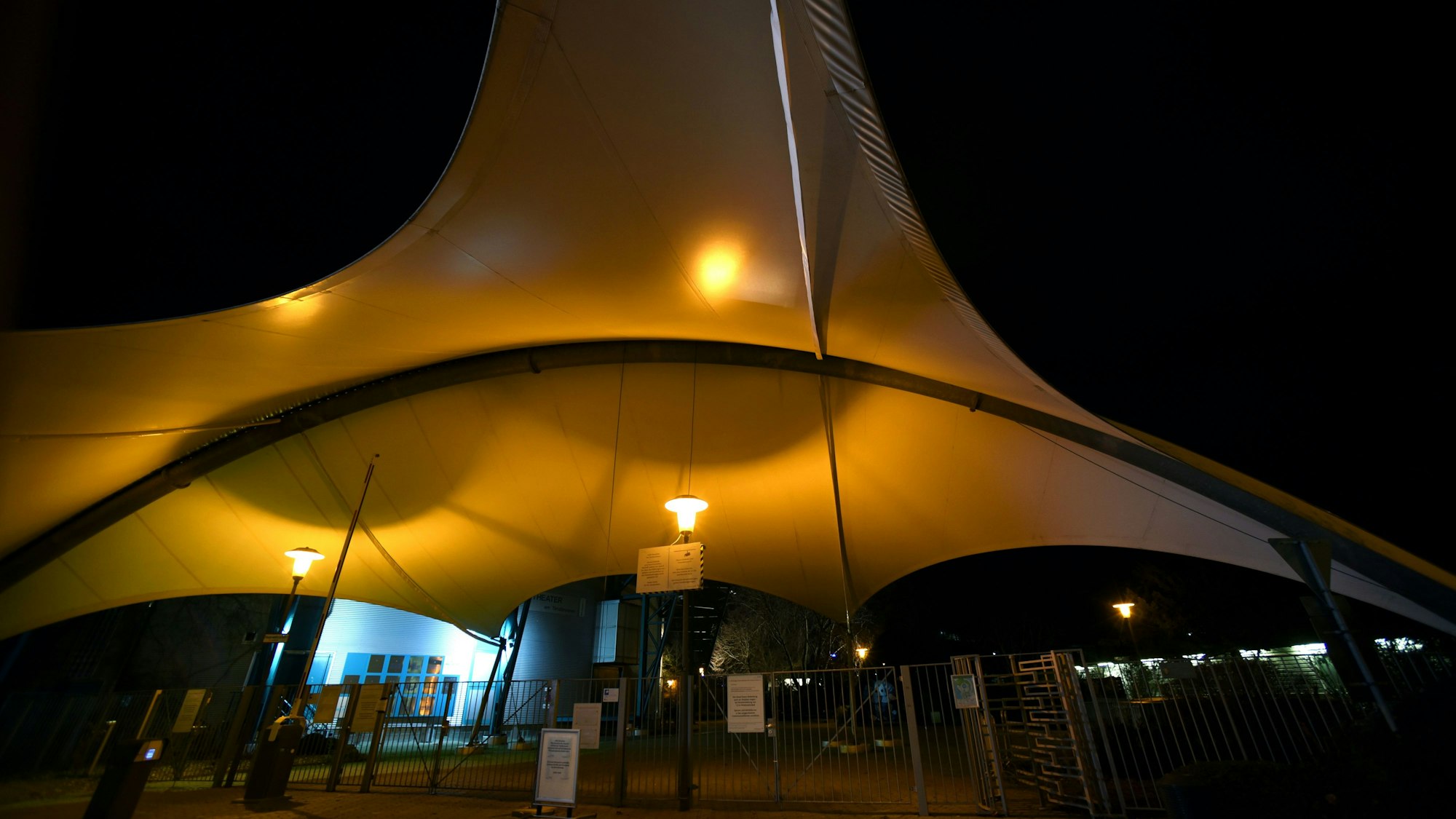 Der leere Kölner Tanzbrunnen bei Nacht (Symbolbild)