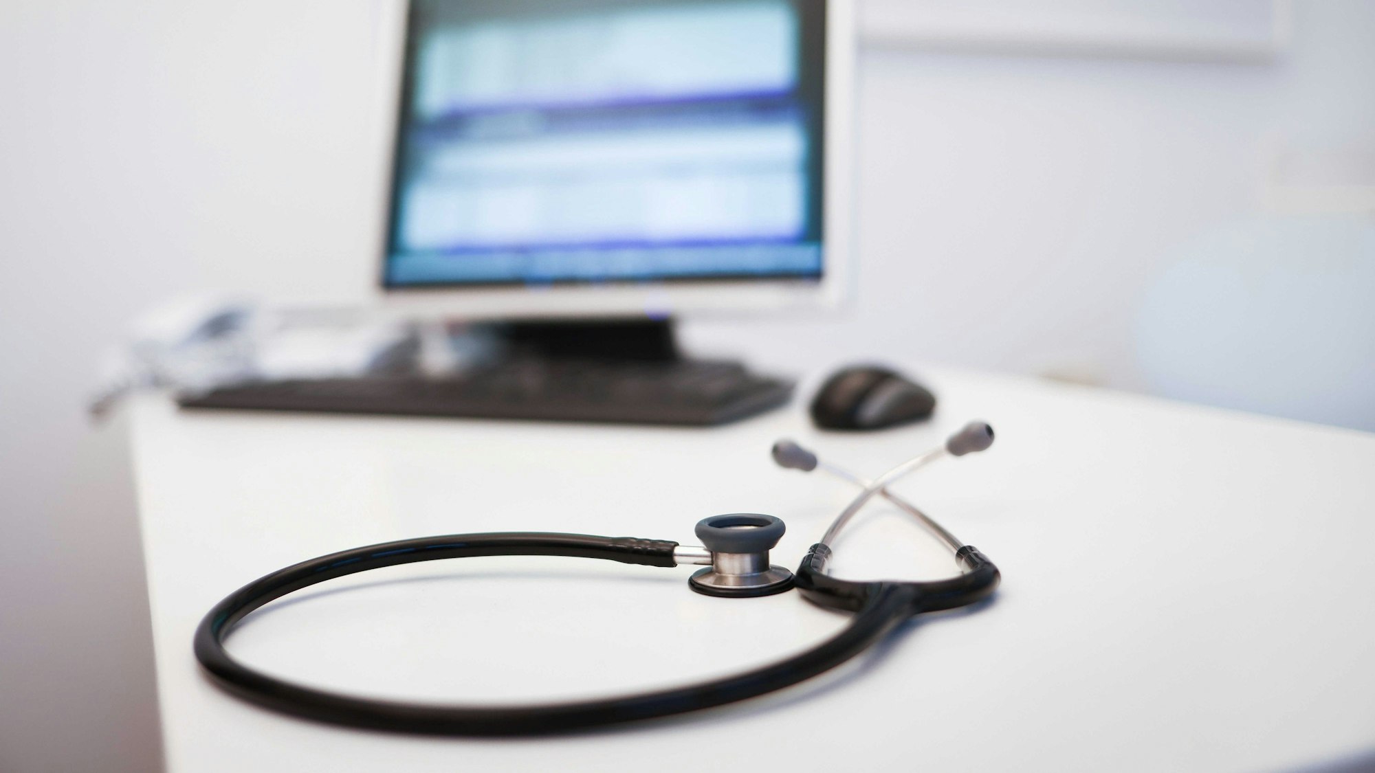 Das Foto zeigt den Eingangsbereich einer Arztpraxis.