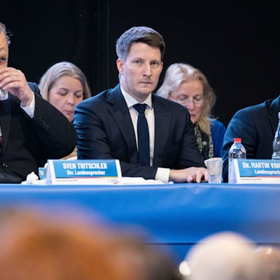 Sven Tritschler (AfD, l) und Martin Vincentz, Landesvorsitzender der Alternative für Deutschland in Nordrhein-Westfalen, nehmen am Parteitag in Marl teil. Begleitet von lautstarken Gegenprotesten und massiven Sicherheitsvorkehrungen der Polizei hat am Samstag in Marl der Landesparteitag der nordrhein-westfälischen AfD begonnen. +++ dpa-Bildfunk +++
