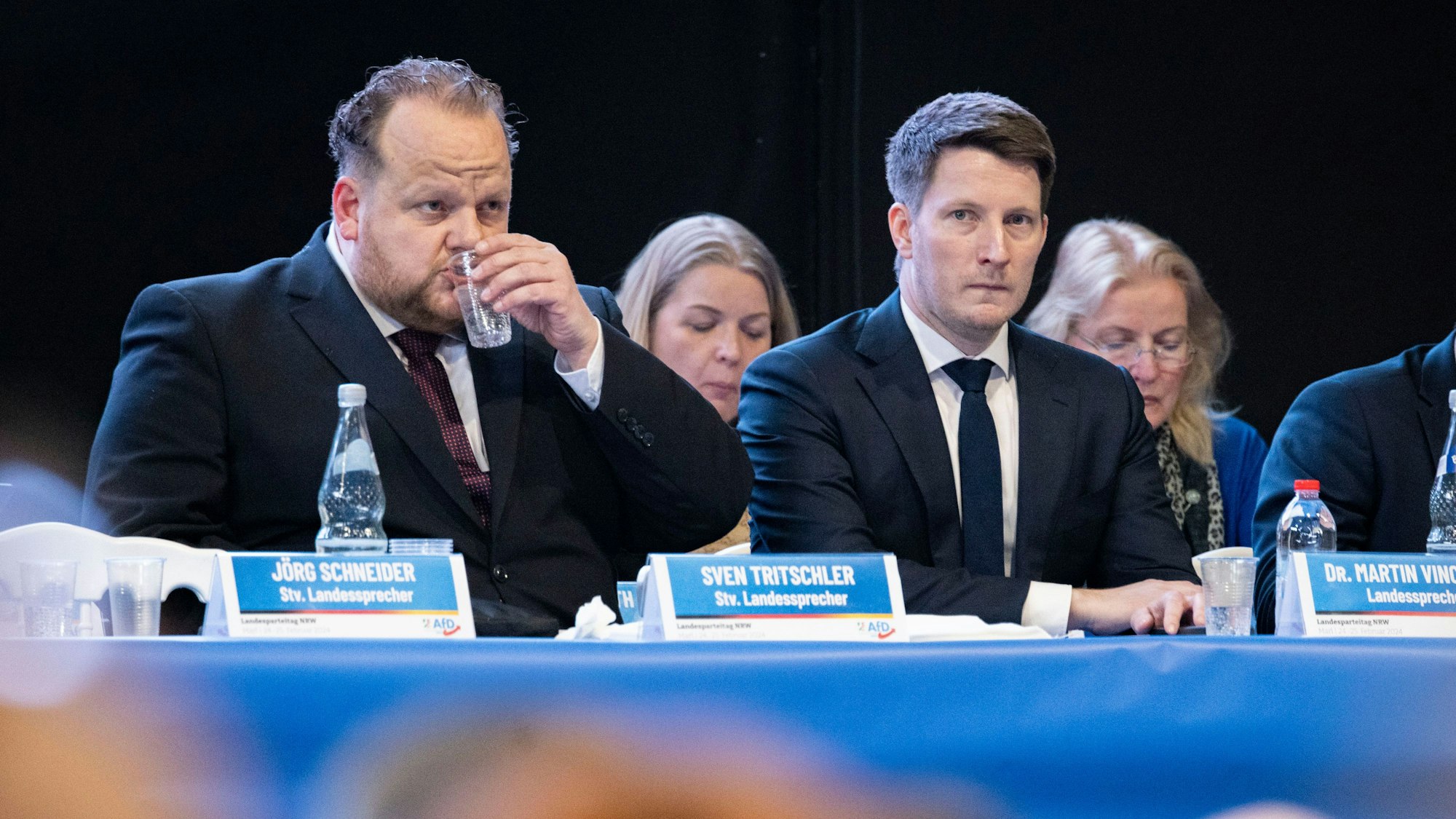 Sven Tritschler (AfD, l) und Martin Vincentz, Landesvorsitzender der Alternative für Deutschland in Nordrhein-Westfalen, nehmen am Parteitag in Marl teil. Begleitet von lautstarken Gegenprotesten und massiven Sicherheitsvorkehrungen der Polizei hat am Samstag in Marl der Landesparteitag der nordrhein-westfälischen AfD begonnen. +++ dpa-Bildfunk +++