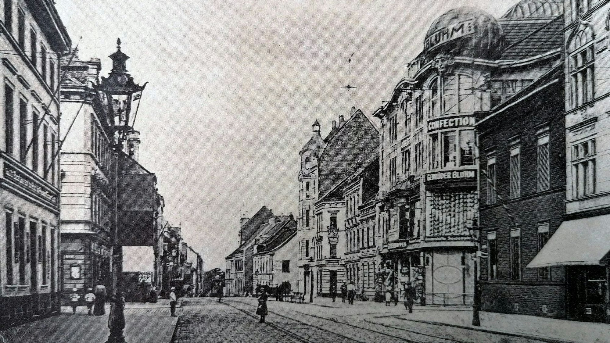 Das Foto zeigt die Kreuzung Neusser Straße und Wilhelmstraße im Jahr 1910.