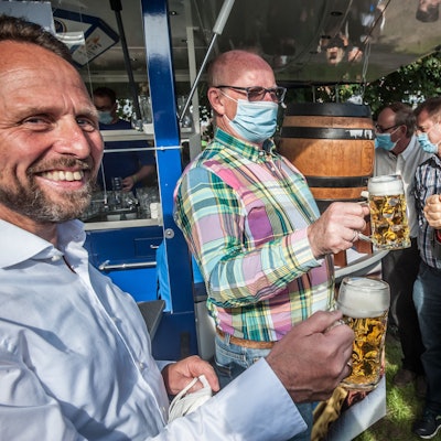 Eröffnung Bierbörse, Fassanstich Uwe Richrath, Karl Lauterbach Foto: Ralf Krieger