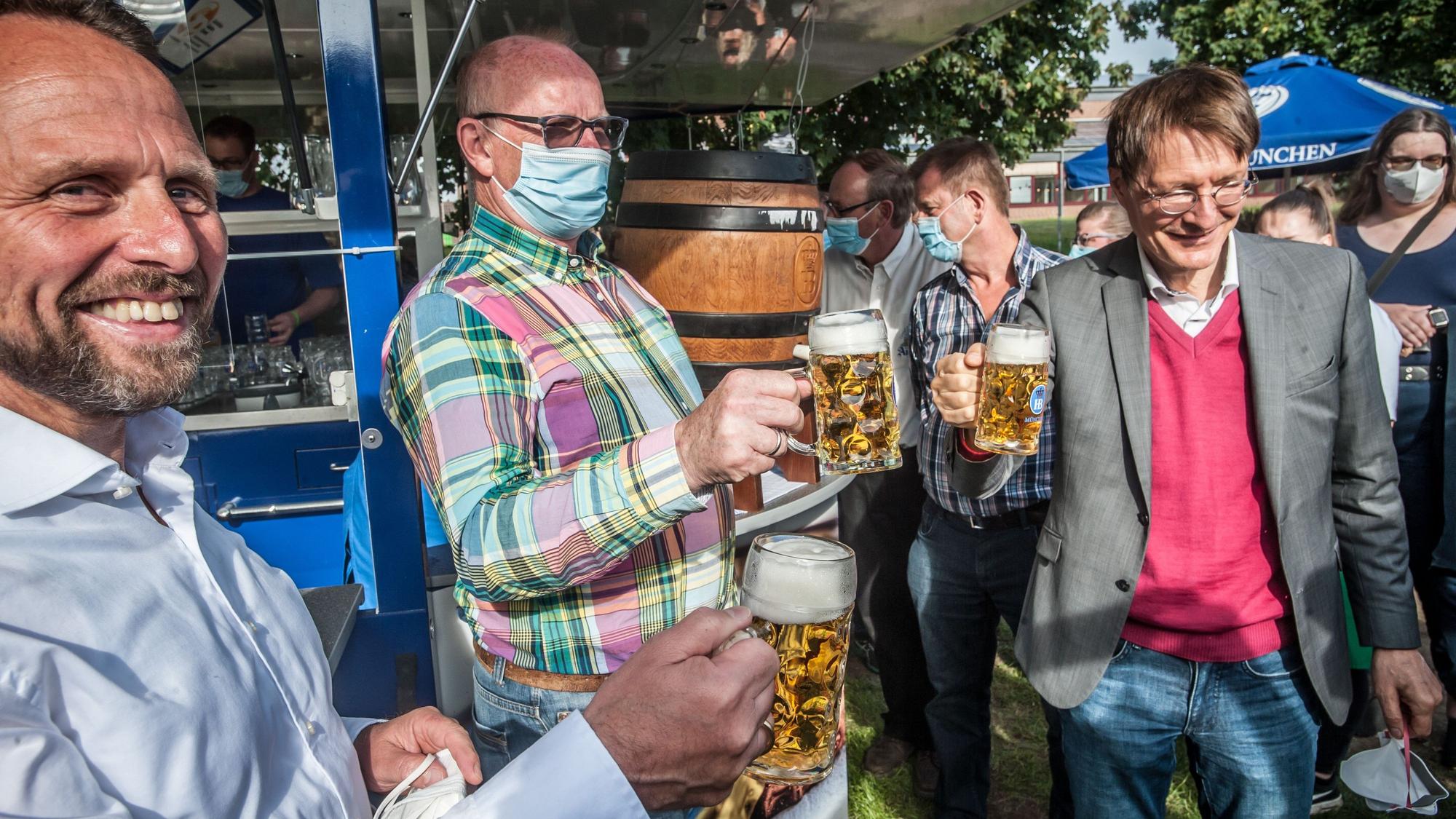Eröffnung Bierbörse, Fassanstich Uwe Richrath, Karl Lauterbach Foto: Ralf Krieger