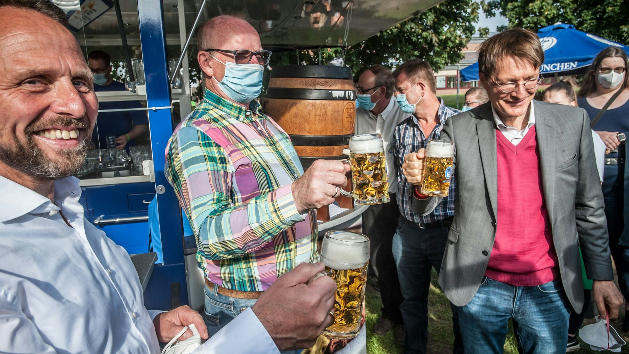 Eröffnung Bierbörse, Fassanstich Uwe Richrath, Karl Lauterbach Foto: Ralf Krieger
