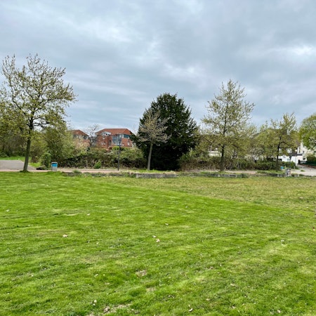 Im Park an der Niederfeldstraße – im Schatten von Sankt Antonius – zückte der junge Mann vor einem Jahr sein Messer.