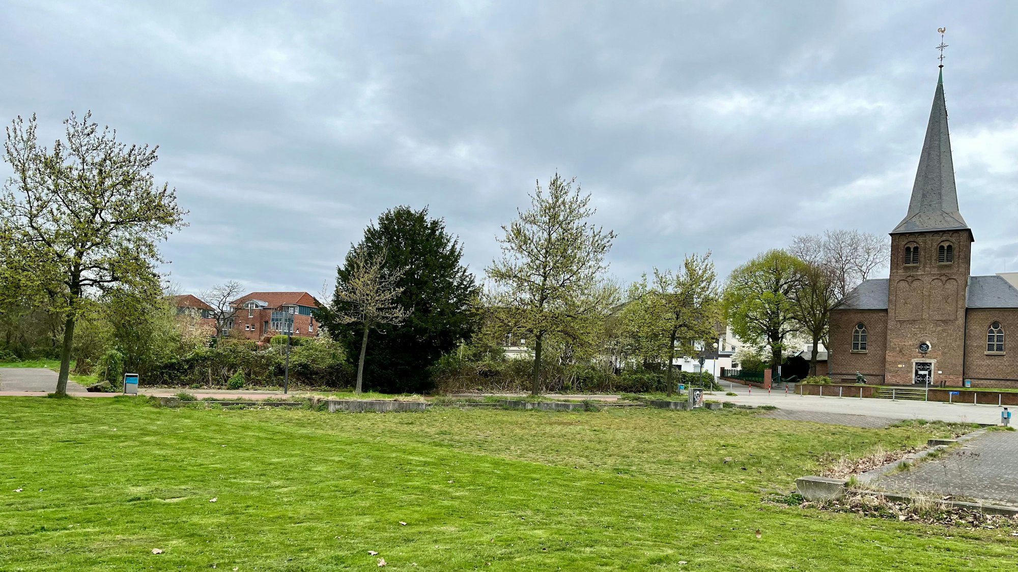 Im Park an der Niederfeldstraße – im Schatten von Sankt Antonius – zückte der junge Mann vor einem Jahr sein Messer.