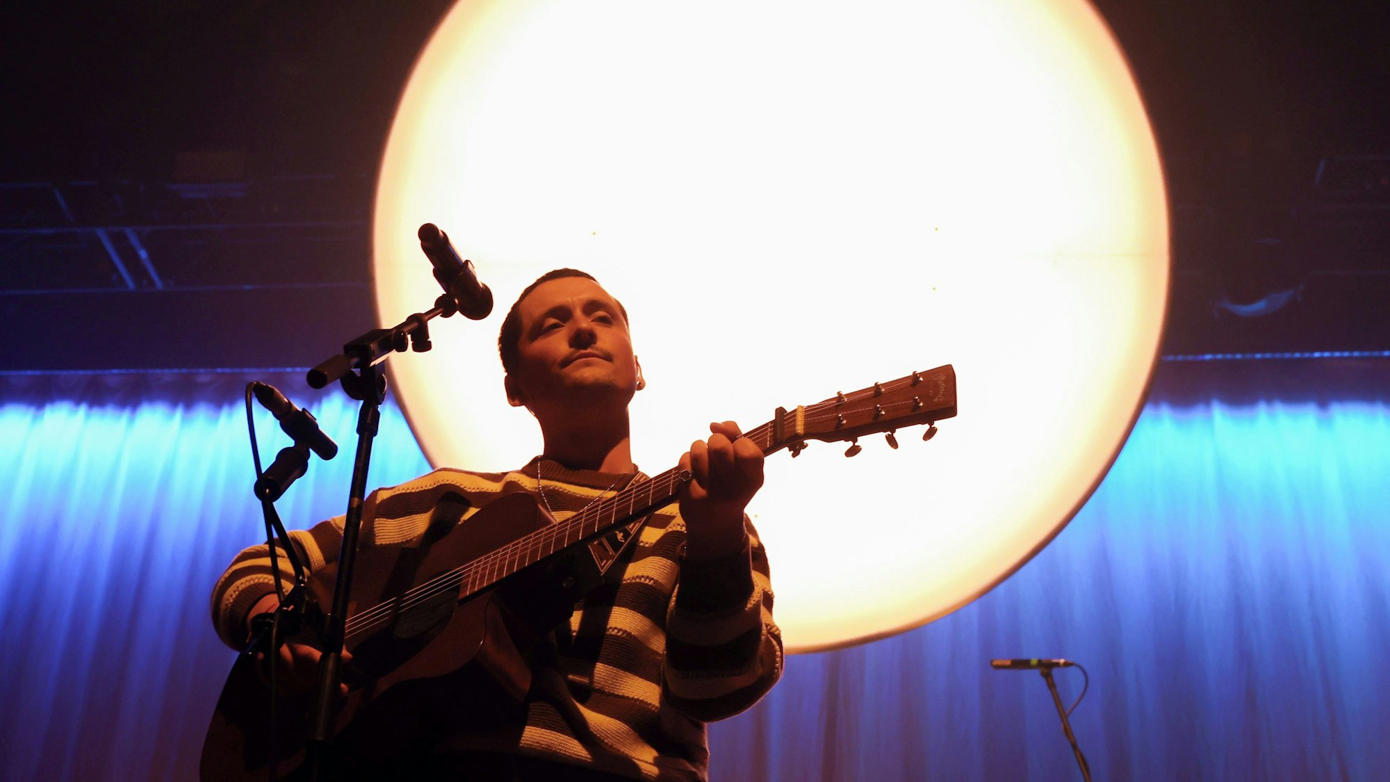 Hinter Frontsänger Vincent Waizenegger tauchte ein überdimensionierter Lichtwecker auf, der einen Sonnenaufgang simulierte.
