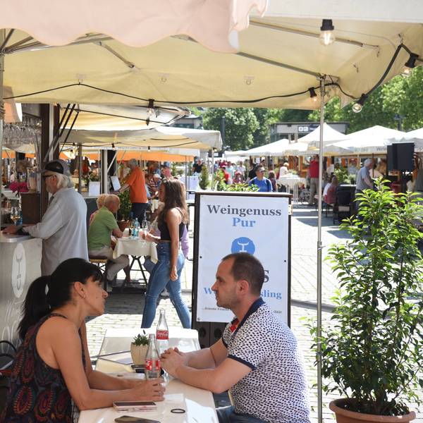 Ein Bild von der Eröffnung der Kölner Weinwoche auf dem Heumarkt.