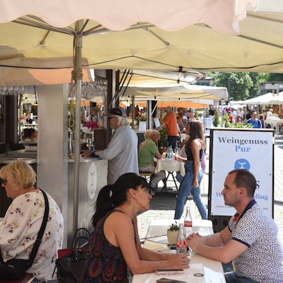 Ein Bild von der Eröffnung der Kölner Weinwoche auf dem Heumarkt.