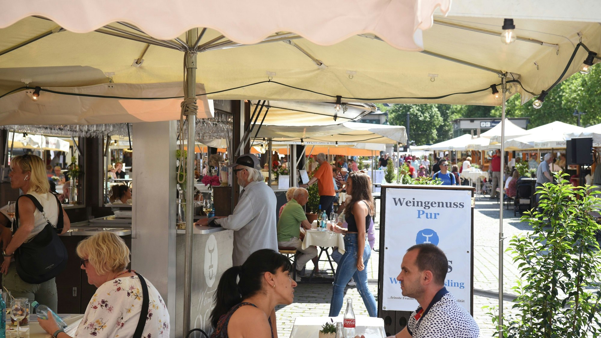 Ein Bild von der Eröffnung der Kölner Weinwoche auf dem Heumarkt.