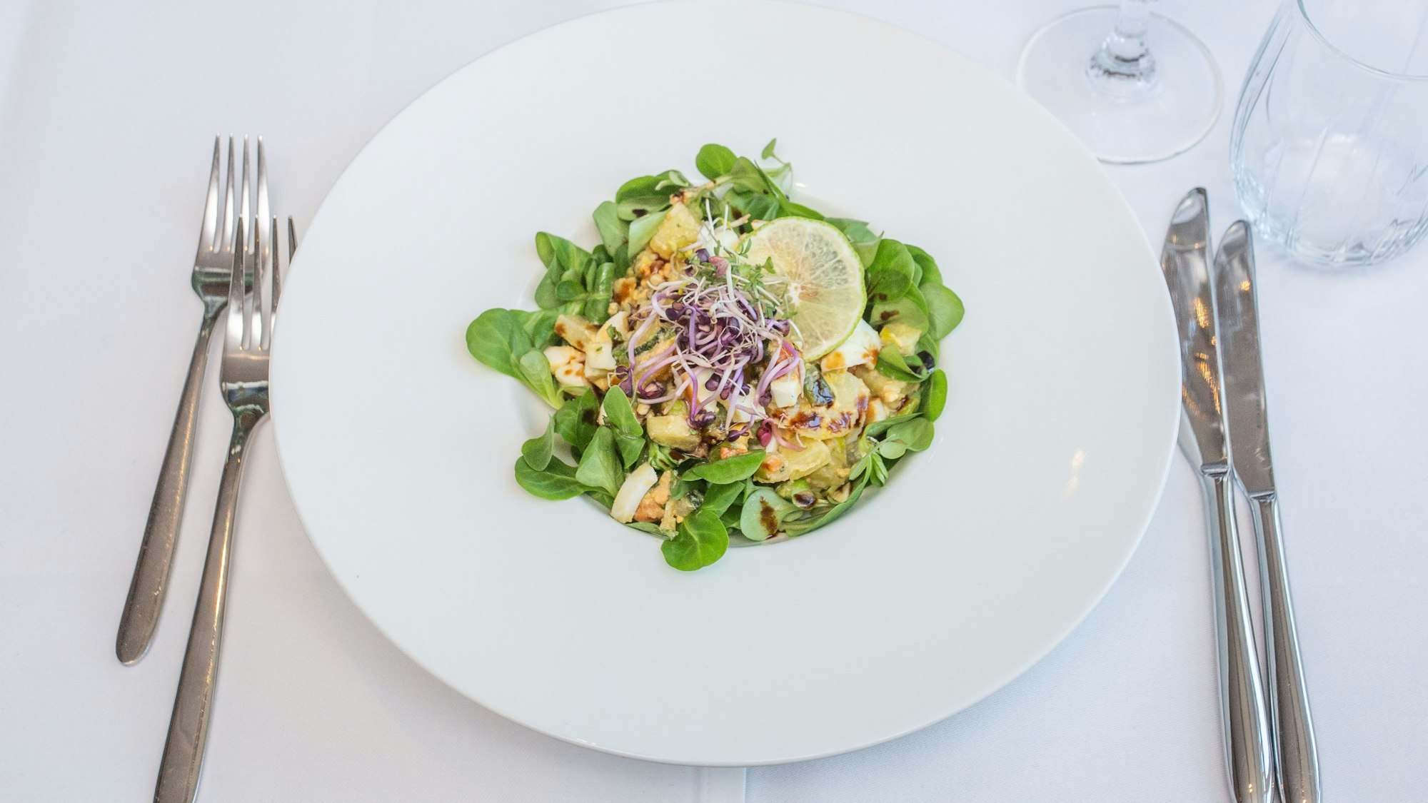 Die Vorspeise angerichtet: Eiersalat mit Kartoffeln.