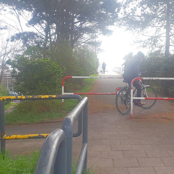 Um auf die Lentpark-Brücke zu fahren, müssen Radfahrer eine steile Auffahrtsrampe und ein Doppel-Umlaufgitter passieren. Dieser Radler schafft es so gerade.