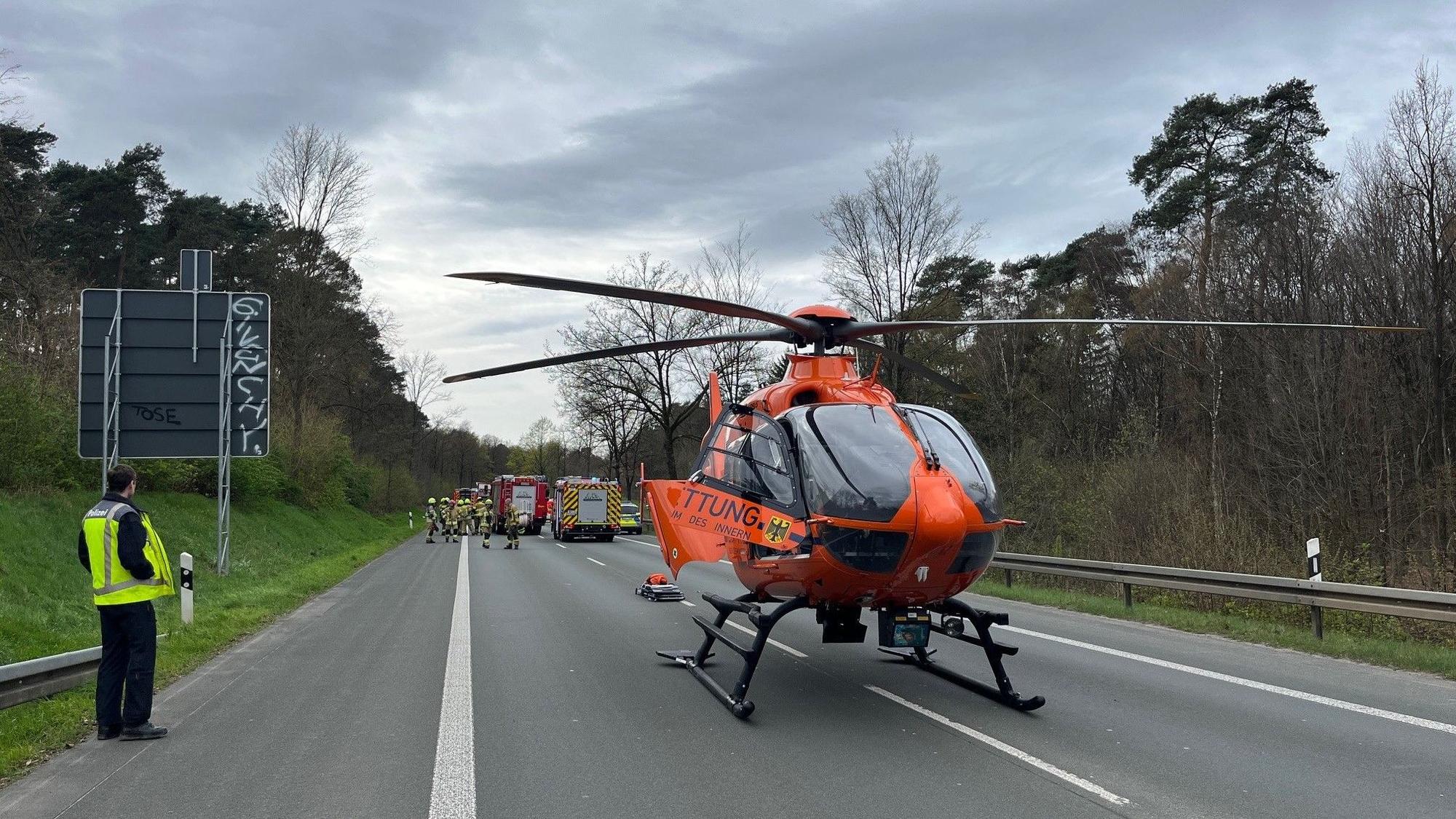 Der 48-Jährige musste von der Feuerwehr befreit werden und wurde mit dem Rettungshubschrauber in die Klinik nach Köln-Merheim geflogen.