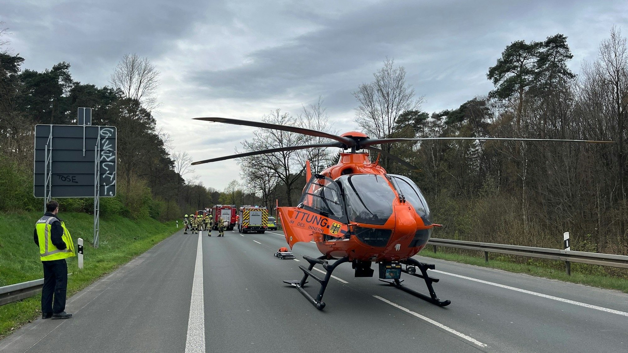 Der 48-Jährige musste von der Feuerwehr befreit werden und wurde mit dem Rettungshubschrauber in die Klinik nach Köln-Merheim geflogen.