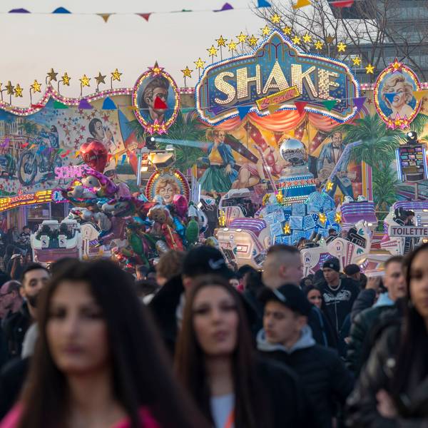 Menschen gehen über die Deutzer Osterkirmes