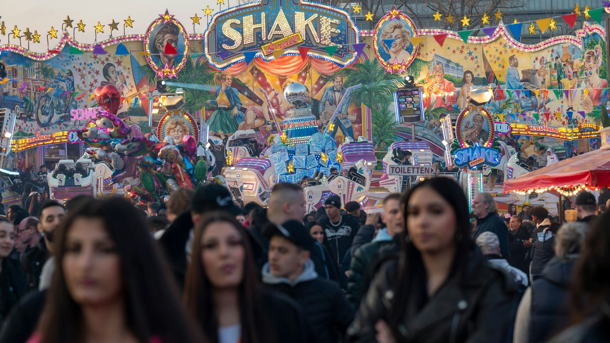 Menschen gehen über die Deutzer Osterkirmes