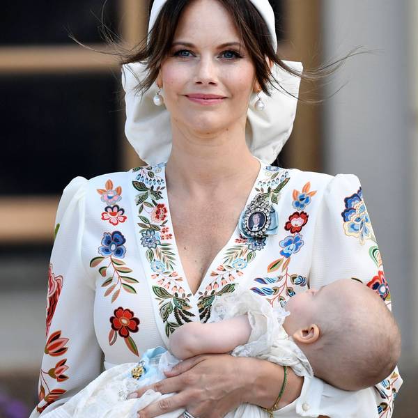 Prinzessin Sofia hält Prinz Julian nach der Taufe in der Kapelle von Schloss Drottningholm, Stockholm.