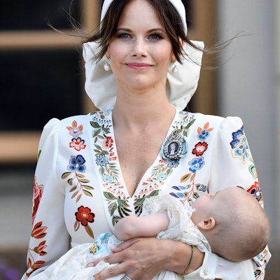 Prinzessin Sofia hält Prinz Julian nach der Taufe in der Kapelle von Schloss Drottningholm, Stockholm.