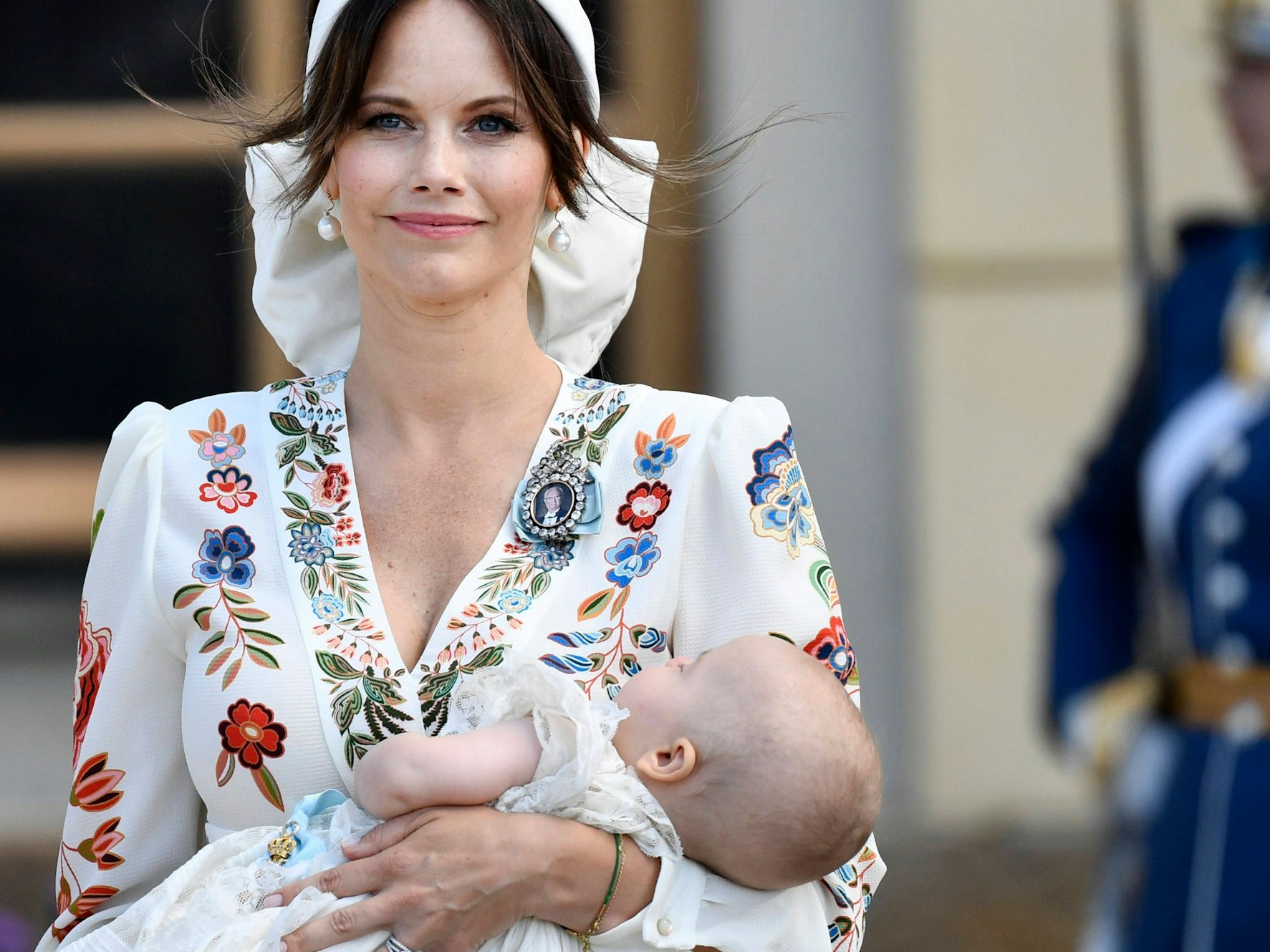 Prinzessin Sofia hält Prinz Julian nach der Taufe in der Kapelle von Schloss Drottningholm, Stockholm.
