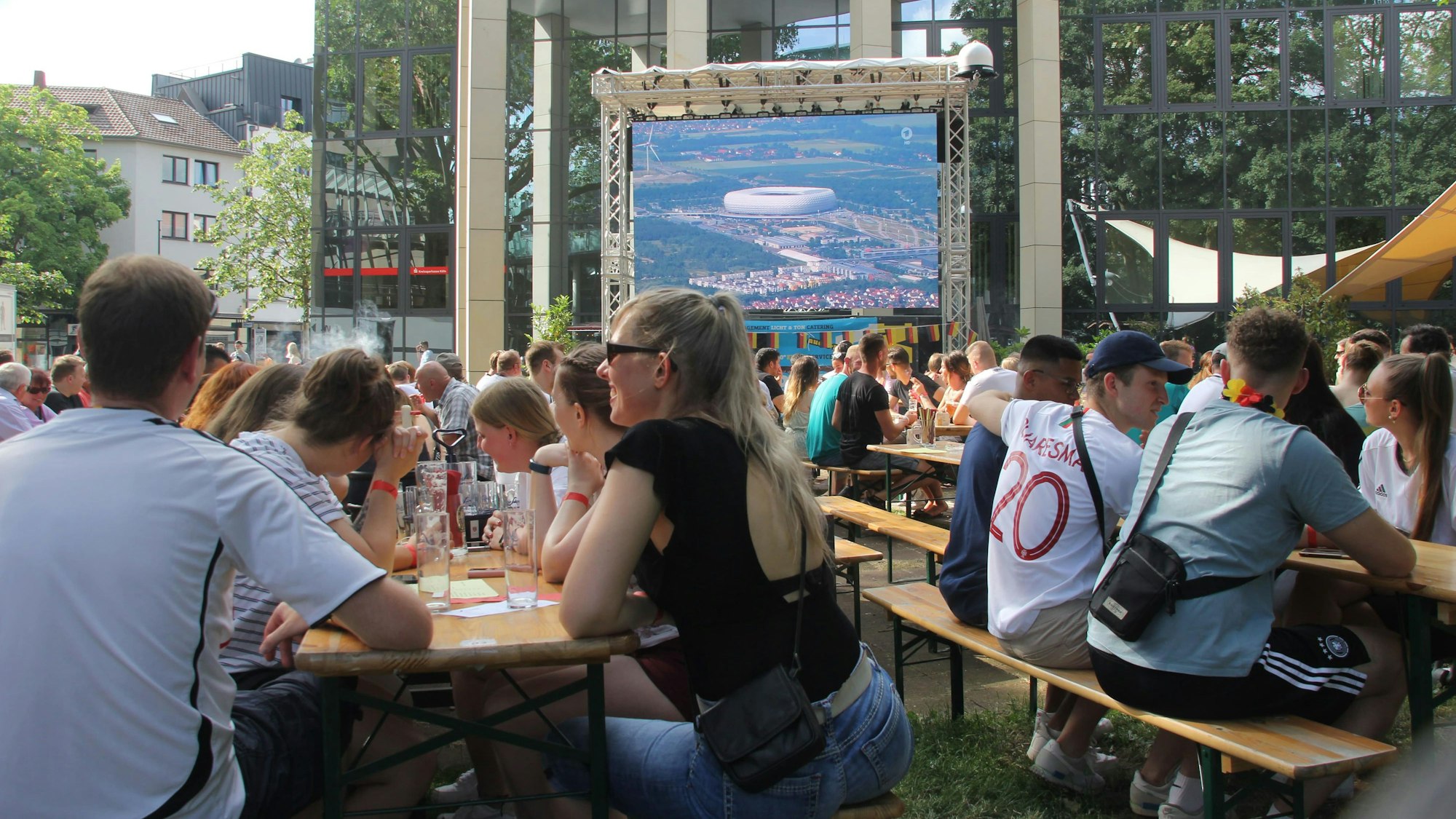 Public Viewing Biergarten Sion im  S-Carree in Siegbzuerg Deutschland-Portugal