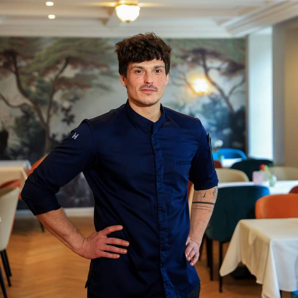 Der Küchenchef Christian Meinke des Restaurants „Das Markus“ im Altenberger Hof steht im Saal des Restaurants