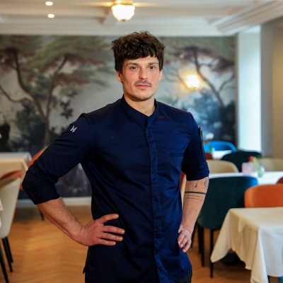 Der Küchenchef Christian Meinke des Restaurants „Das Markus“ im Altenberger Hof steht im Saal des Restaurants