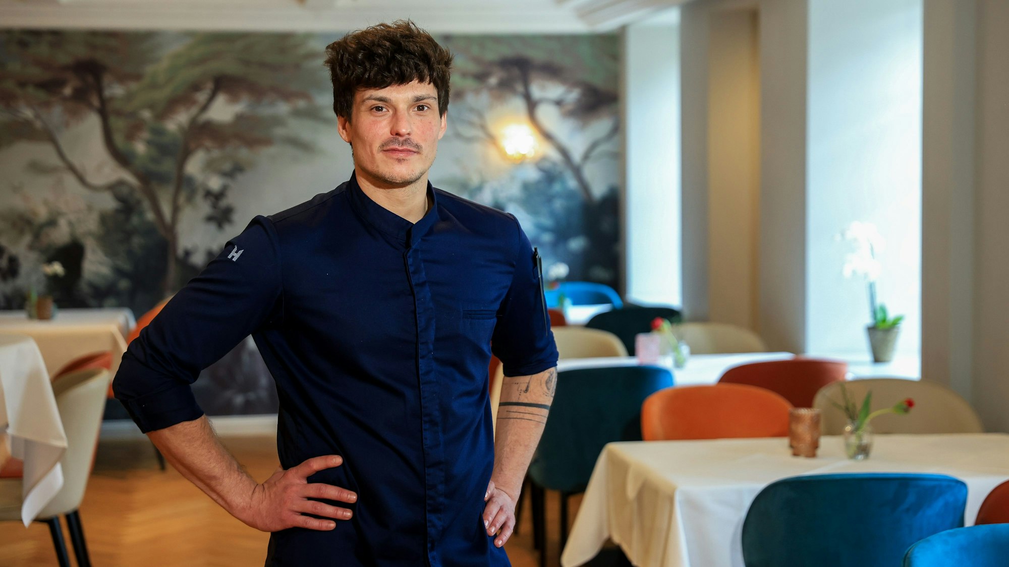 Der Küchenchef Christian Meinke des Restaurants „Das Markus“ im Altenberger Hof steht im Saal des Restaurants