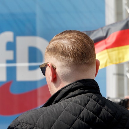 Ein Besucher der Abschlussveranstaltung zum Landtagswahlkampf der AfD hört den Reden der Spitzenkandidaten zu. +++ dpa-Bildfunk +++
