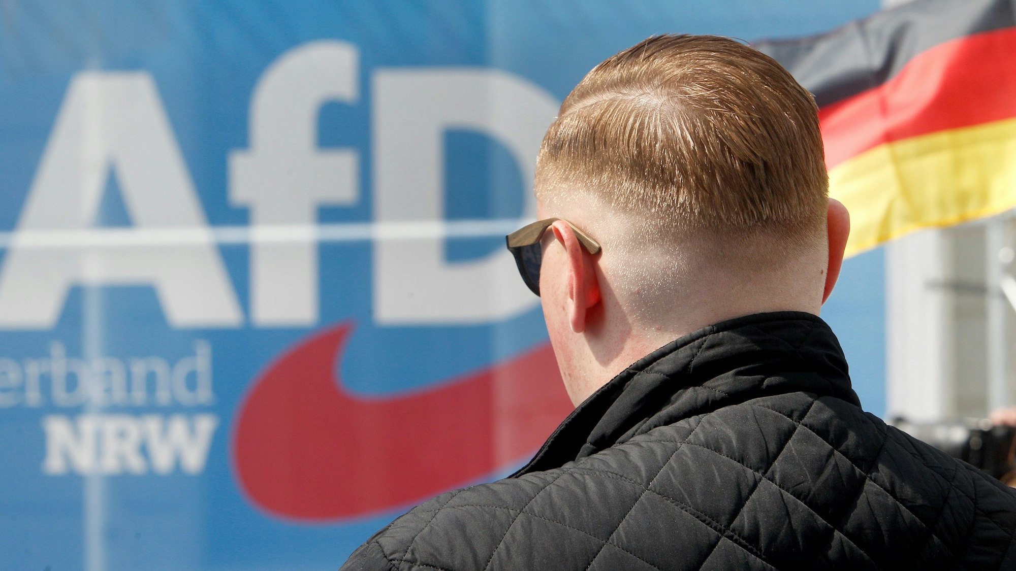 Ein Besucher der Abschlussveranstaltung zum Landtagswahlkampf der AfD hört den Reden der Spitzenkandidaten zu. +++ dpa-Bildfunk +++