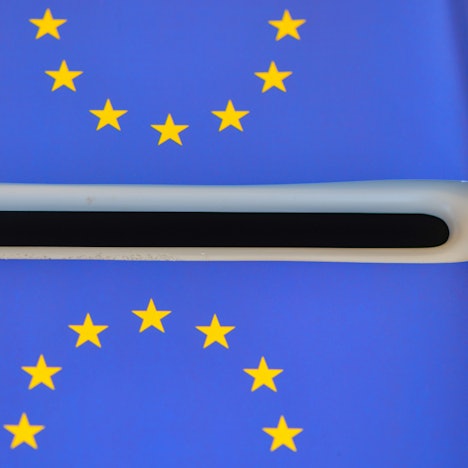 Europa-Fähnchen liegen auf einer Wahlurne (gestellte Aufnahme).