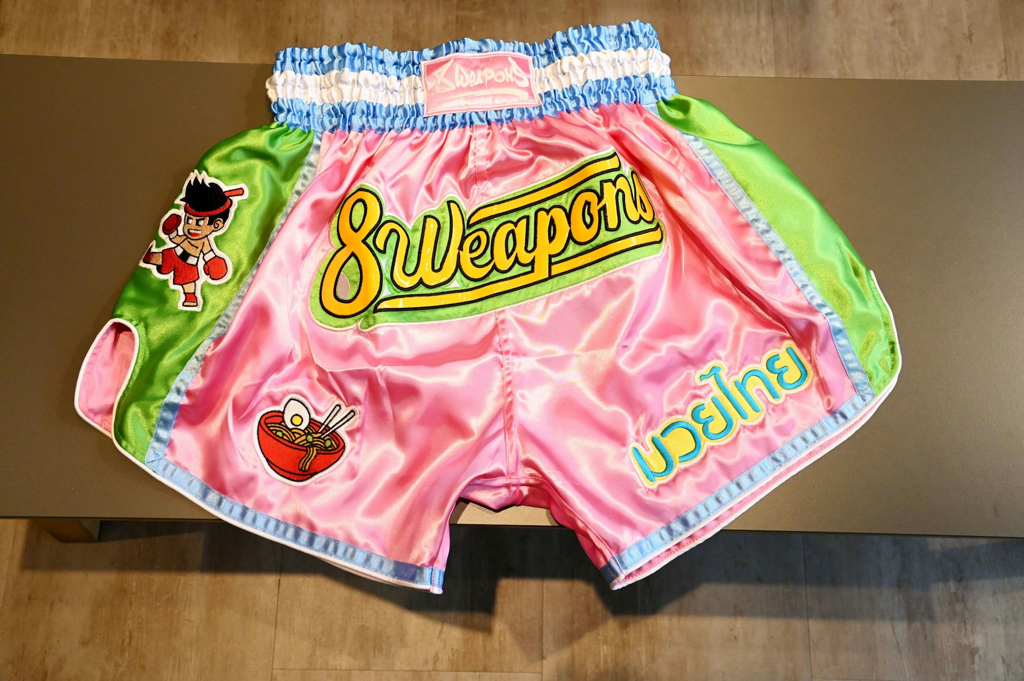 Farbenfroh sind die Shorts für das Thaiboxen gestaltet.