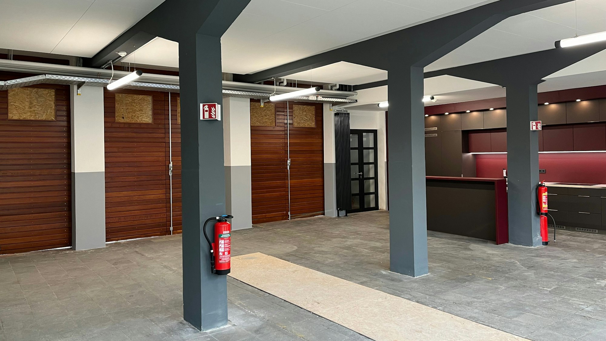 Blick in die Wagenhalle der restaurierten Feuerwache in Bürrig