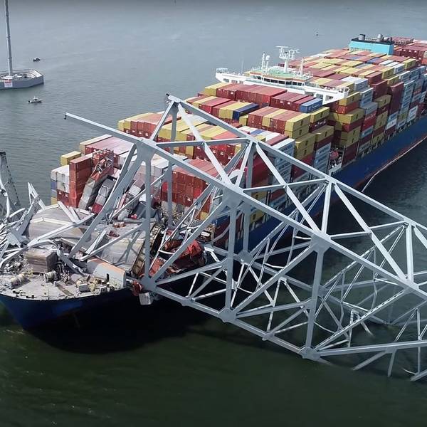 Ein Teil des Stahlrahmens der Francis Scott Key Bridge liegt auf dem Containerschiff Dali, nachdem die Brücke am 26. März 2024 in Baltimore, Maryland, zusammengebrochen ist.