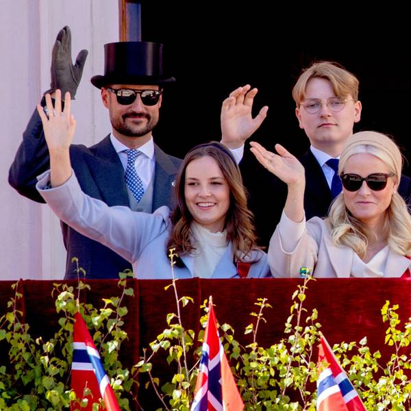 Prinz Haakon, Prinz Sverre Magnus, Prinzessin Ingrid Alexandra und Prinzessin Mette-Marit winken dem Volk zu.