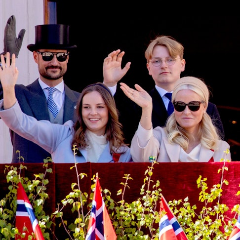 Prinz Haakon, Prinz Sverre Magnus, Prinzessin Ingrid Alexandra und Prinzessin Mette-Marit winken dem Volk zu.