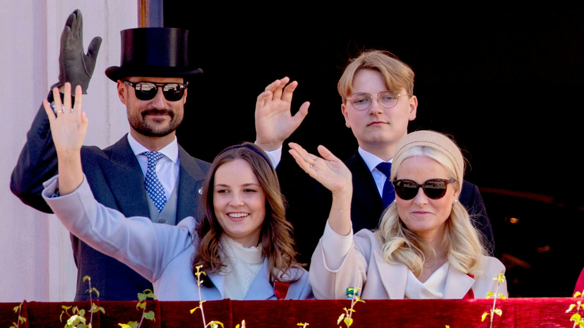 Kronprinz Haakon, Prinzessin Ingrid Alexandra, Prinz Sverre Magnus und Prinzessin Mette-Marit winken im Mai 2022 vom Palastbalkon.