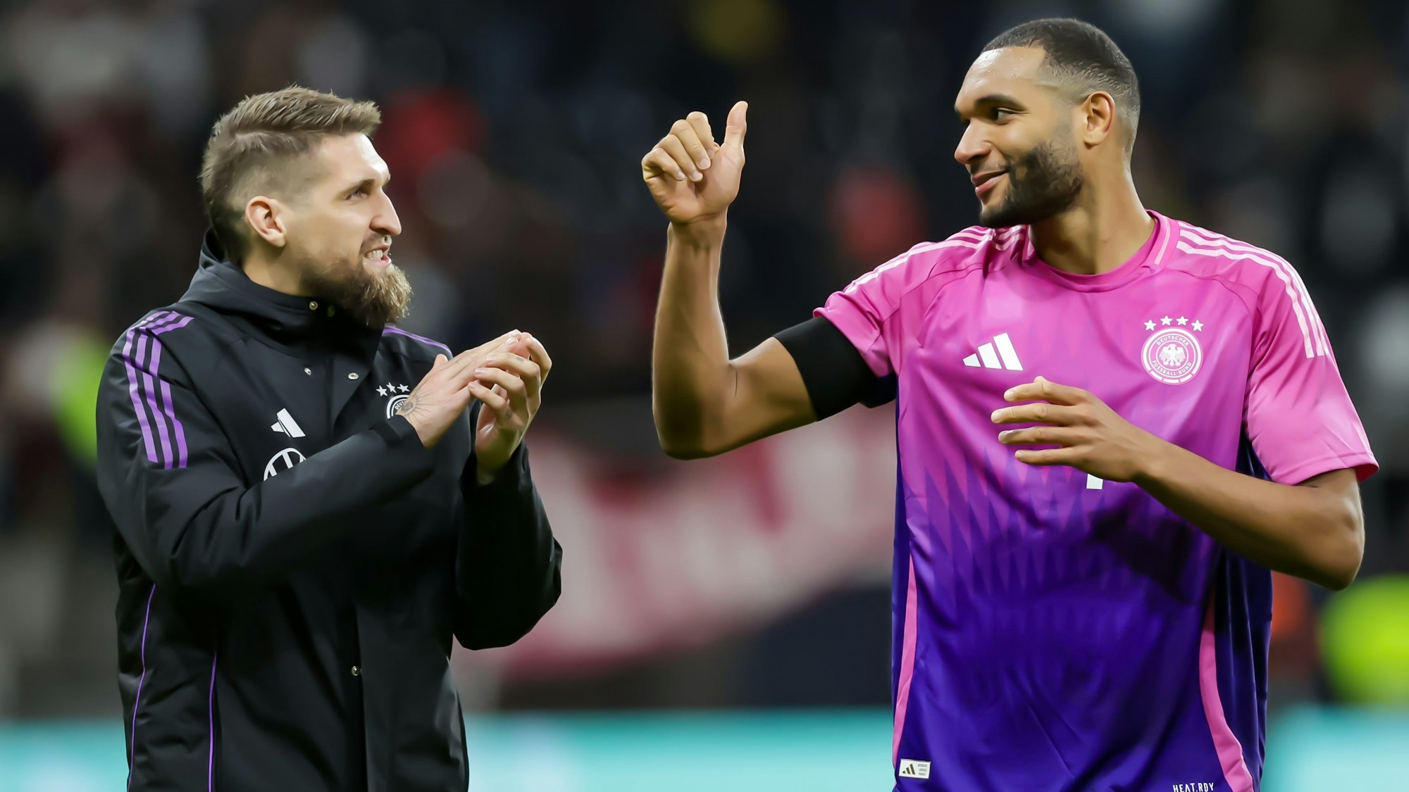 26.03.2024, Hessen, Frankfurt/Main: Fußball: Länderspiele, Deutschland - Niederlande, Deutsche Bank Park. Deutschlands Spieler Robert Andrich (l) und Jonathan Tah unterhalten sich nach dem Abpfiff. Foto: Christian Charisius/dpa +++ dpa-Bildfunk +++