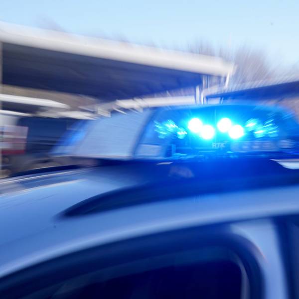 Das Foto zeigt einen Polizeiwagen mit Blaulicht im Einsatz.