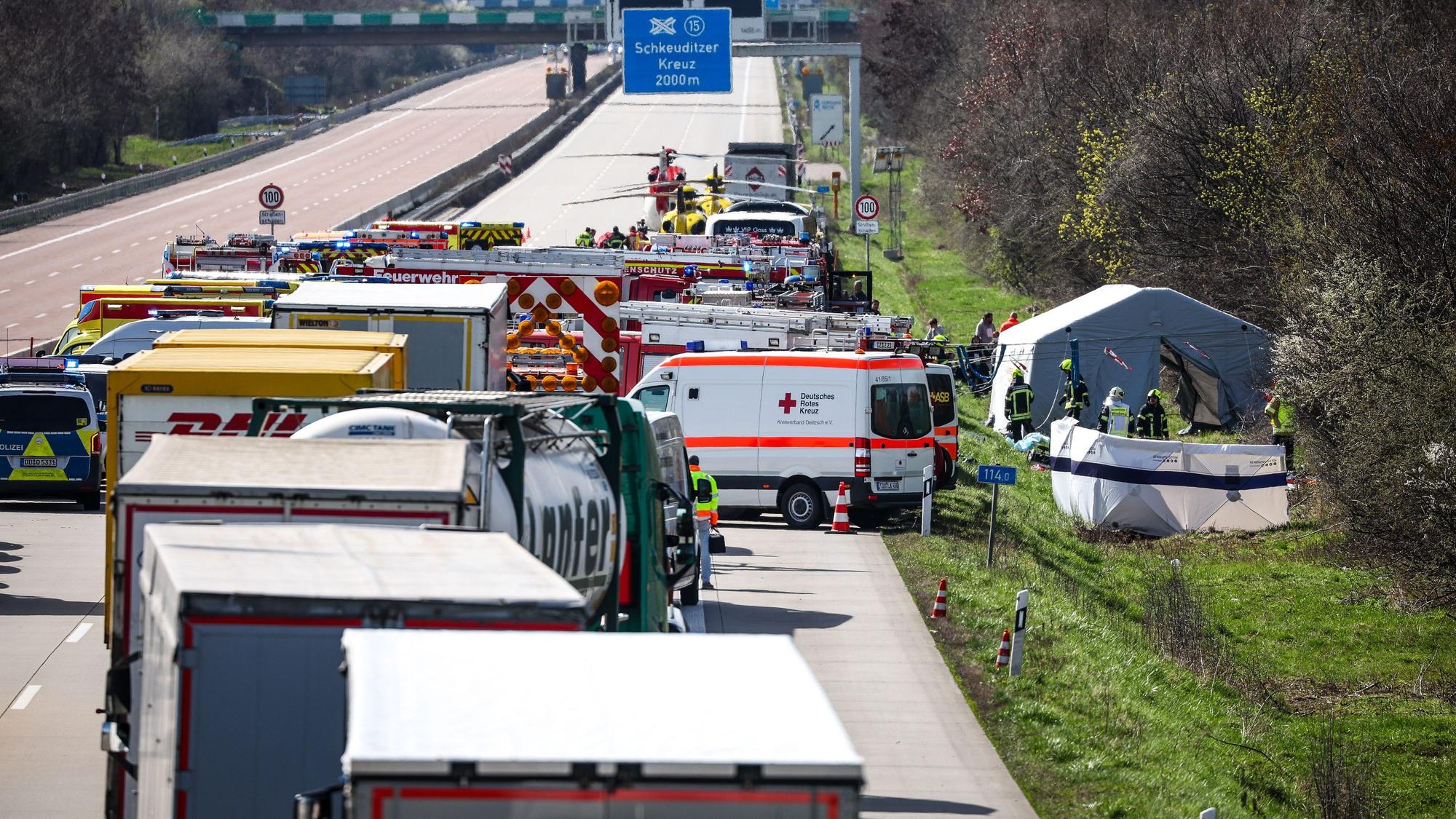 Bei einem Unfall mit einem Reisebus auf der A9 bei Leipzig sind mehrere Menschen ums Leben gekommen, wie die Polizei berichtet.