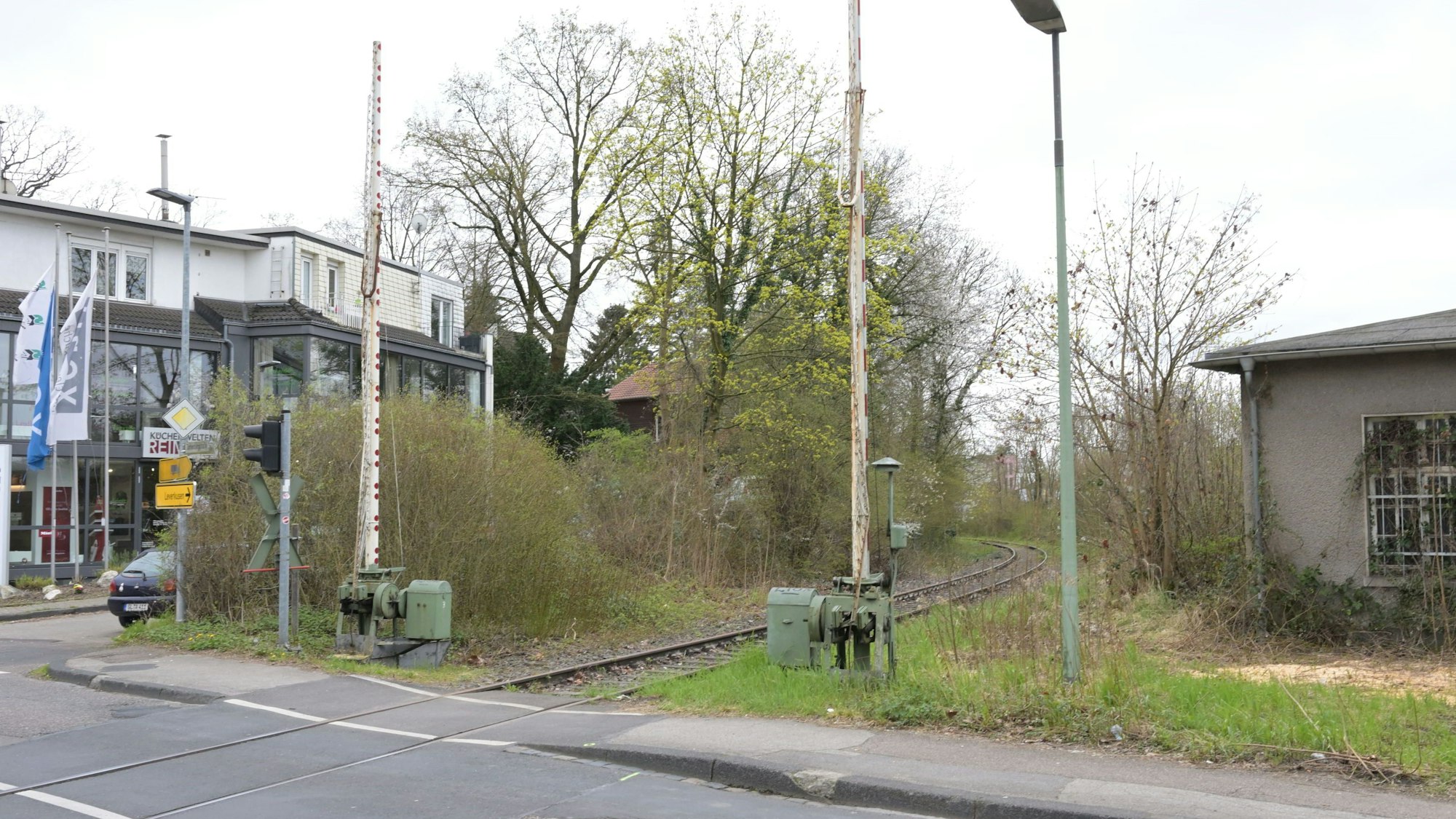 Das Foto zeigt den Bahnübergang Tannenbergstraße