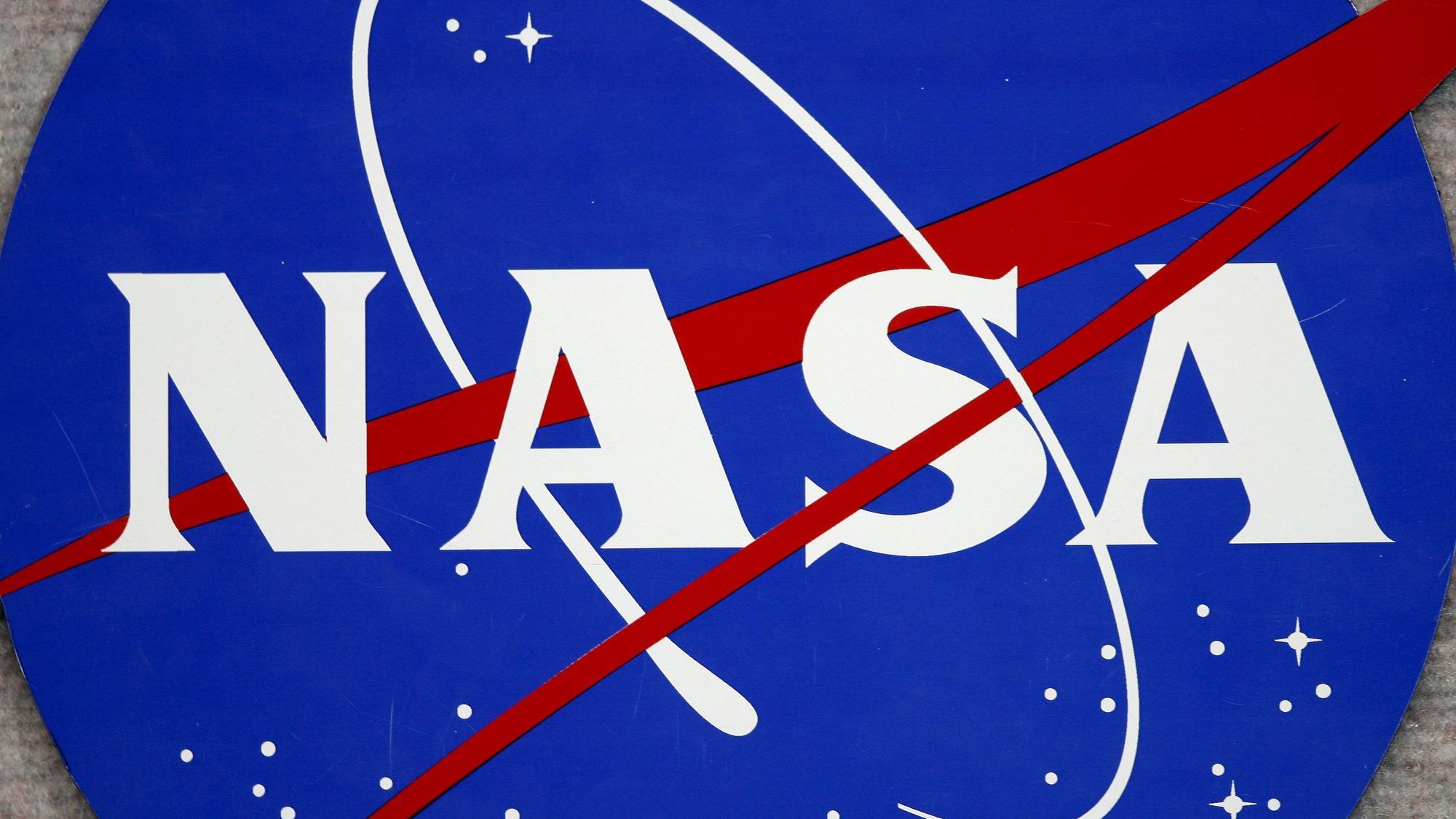 ARCHIV - 07.02.2007, USA, Houston: Das Logo der NASA am Johnson Space Center in Houston, Texas (Archivfoto).
Die Nasa ist die Raumfahrtbehörde des Landes USA. Sie möchten gern Menschen zum Mars schicken. (zu dpa: «Nasa feiert Astronauten nach Ausbildungsabschluss - und sucht neue») Foto: epa Aaron M. Sprecher/epa/dpa +++ dpa-Bildfunk +++