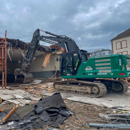 Der Abriss der Turnhalle an der Dönoffstraße hat begonnen.